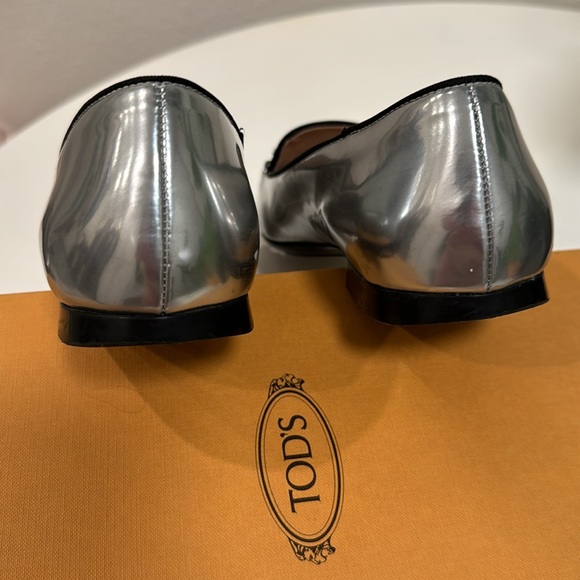 - Tod`s Silver Leather Loafers size 40, Like New, box and dust bag included - Picture 10 of 13